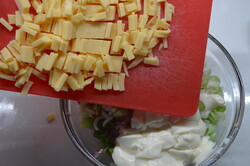 Recipe preparation Radish salad with cheese, step 3