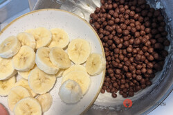 Recipe preparation The most popular Nesquik dessert with banana and chocolate nut coating, step 3
