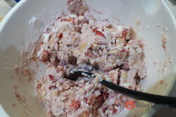Recipe preparation The fastest cake in the world - strawberry storm with a yogurt base, step 2
