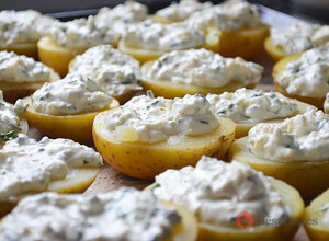Recipe Potatoes with garlic, sour cream and cheese