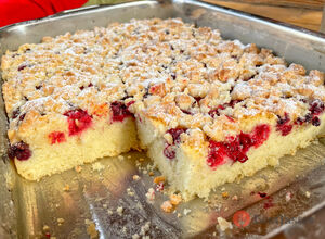 Recipe Raspberry cake sprinkled with crumble
