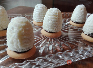 Recipe Unbaked coconut beehive cookies filled with quality Parisian cream