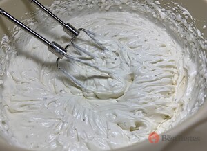 Recipe A light mascarpone cream that goes well with any cake and is ready in 10 minutes