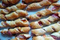 Recipe preparation Delicious party Twister sticks with bacon and cheese, step 4