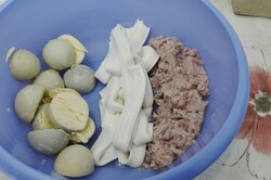 Recipe preparation Eggs filled with tuna spread, step 2