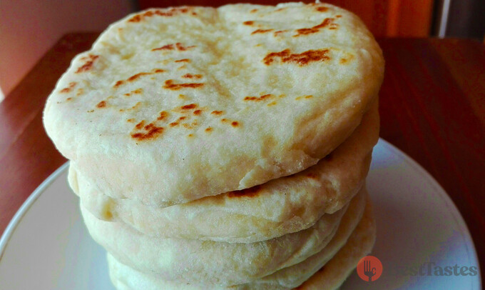 Recipe Extra quick garlic flatbread filled with cheese, perfect as a pastry for BBQ (instead of bread)!