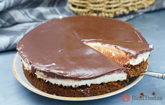 Excellent recipe for a round cake. Moist cocoa sponge cake with delicious cream ready in 30 minutes.