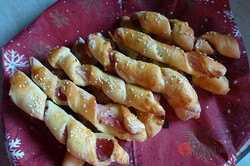 Recipe preparation Delicious party Twister sticks with bacon and cheese, step 5