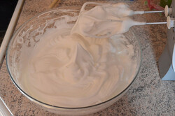 Recipe preparation Creamy ice cubes, step 1