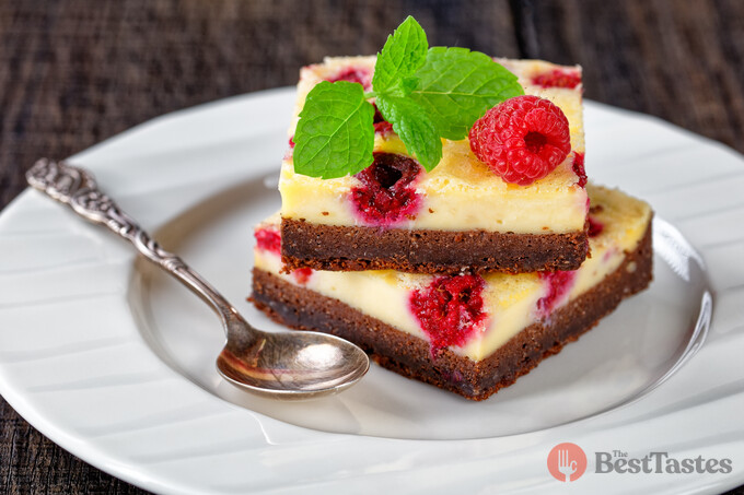 Recipe Low-calorie cheesecake brownie with raspberries