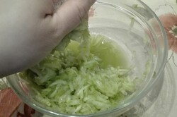 Recipe preparation Traditional tzatziki sauce, step 3