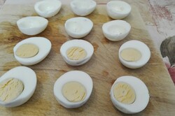 Recipe preparation Eggs filled with tuna spread, step 1