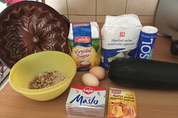 Recipe preparation Zucchini pound cake with nuts, step 1