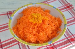 Recipe preparation Healthier type of a dessert - Carrot cake with lemon glaze, step 1