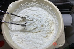 Recipe preparation A light mascarpone cream that goes well with any cake and is ready in 10 minutes, step 1