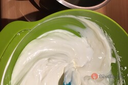 Recipe preparation An unbaked treat made from sour cream and condensed milk, ready in 15 minutes., step 6