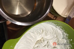Recipe preparation An unbaked treat made from sour cream and condensed milk, ready in 15 minutes., step 4