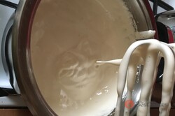 Recipe preparation Universal fantastic cream, whipped in a water bath, step 4