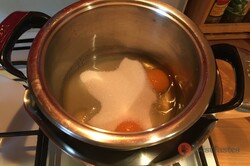 Recipe preparation Universal fantastic cream, whipped in a water bath, step 1