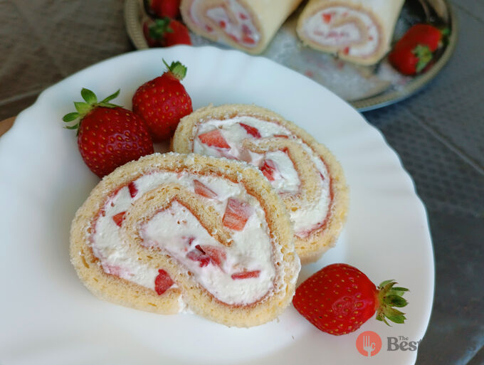 Recipe The simplest and tastiest sponge roulade with strawberries and whipped cream.