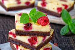 Recipe preparation Low-calorie cheesecake brownie with raspberries, step 1