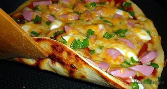 Recipe Quick "pizza" in a pan ready in 15 minutes