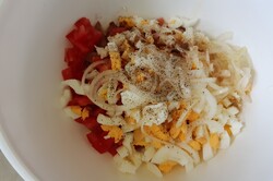 Recipe preparation Perfect festive salad with chicken and egg, seasoned with a delicious dressing, step 2