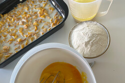 Recipe preparation Sliced peaches, condensed milk, simple dough and an excellent dessert is created, step 3