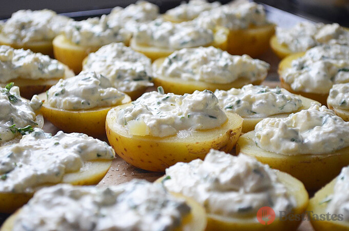Recipe Potatoes with garlic, sour cream and cheese
