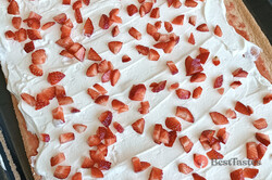 Recipe preparation The simplest and tastiest sponge roulade with strawberries and whipped cream., step 1