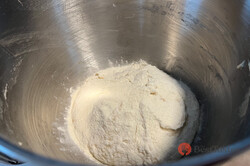 The best recipe for soft pizza dough, step 1