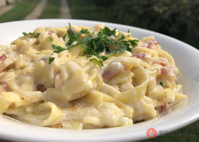 Recipe 15-minute pasta made with sour cream and bacon