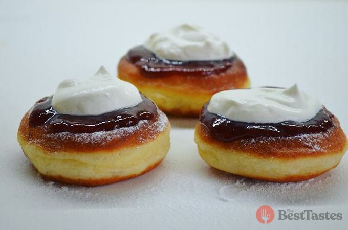 Recipe Bavarian muffins with homemade jam and whipped cream