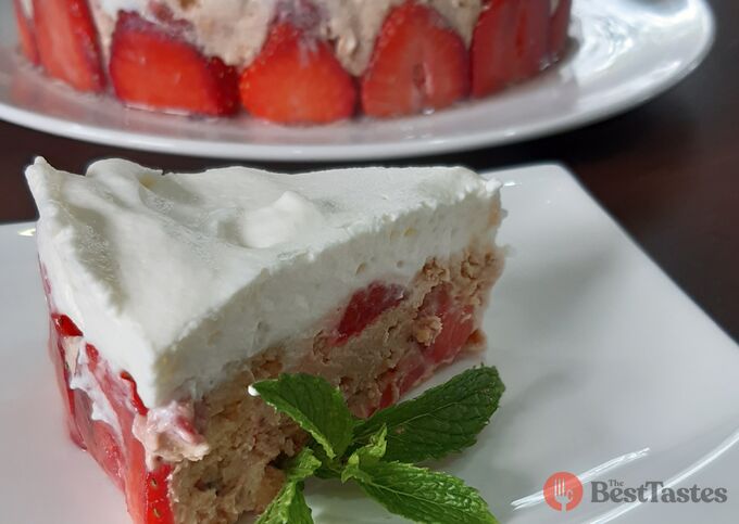 Recipe The fastest cake in the world - strawberry storm with a yogurt base