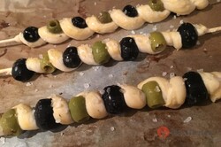 Recipe preparation Olive spirals from garlic dough, step 1