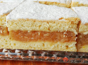 Recipe Tradiční jablečný koláč podle receptu našich babiček, který se vždy těší velké oblibě.