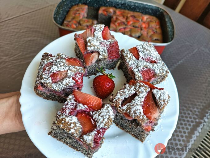 Mug recipe for poppy seed cake with strawberries, which is completely simple and tastes better than poppy seed rolls.