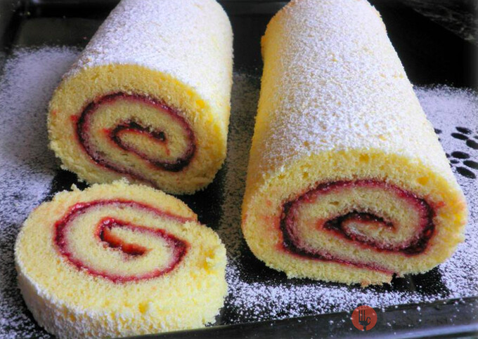 Recipe A simple roulade with raspberry jam