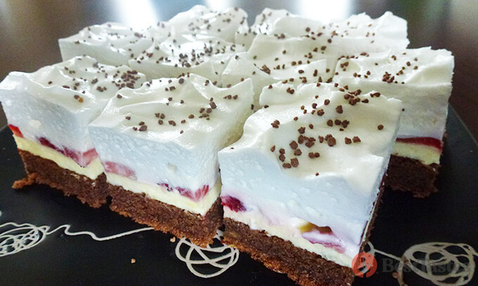 Recipe Chocolate cake with strawberries, vanilla cream and whipped cream