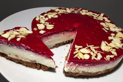 Recipe preparation Without sugar, without flour, and above all, this cheesecake with raspberries is ready in 10 minutes, step 1