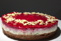 Recipe preparation Without sugar, without flour, and above all, this cheesecake with raspberries is ready in 10 minutes, step 2