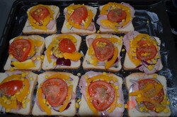 Recipe preparation Baked pizza toasts, step 3