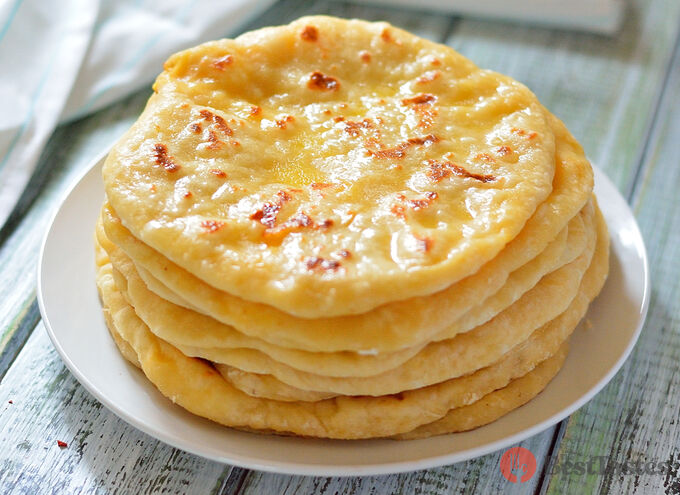 Recipe Yogurt pancakes made from 3 ingredients that will not take you more than 10 minutes to prepare. Just fry them in a pan without leavening.