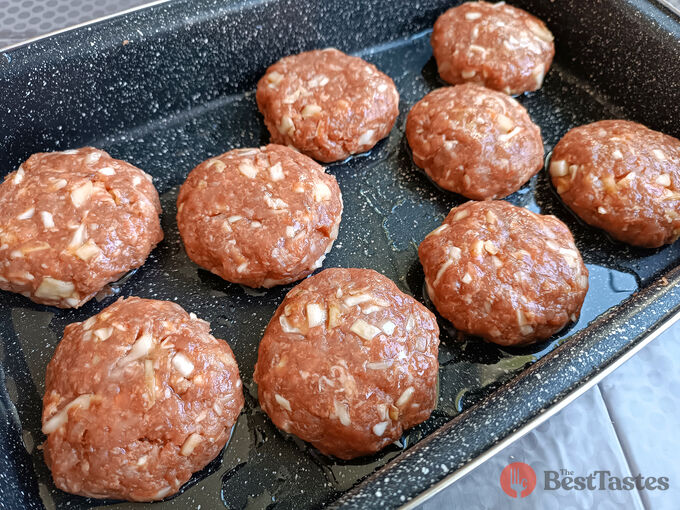 Recipe Perfect and delicious meatballs with cabbage and cheese that you prepare with a minimum of oil in the oven.