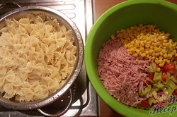 Recipe preparation A simple fresh pasta salad, step 1