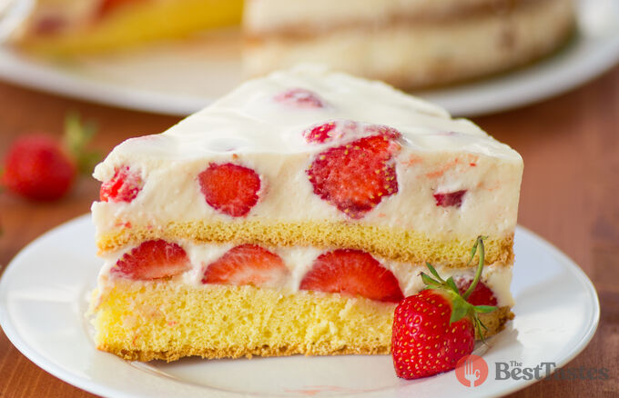 The best recipe for a delicious butter cake with mascarpone and fresh strawberries