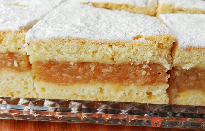 Recipe Tradiční jablečný koláč podle receptu našich babiček, který se vždy těší velké oblibě.