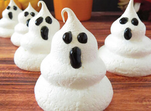 Recipe Spooky Halloween meringues