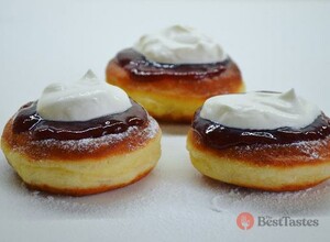 Recipe Bavarian muffins with homemade jam and whipped cream