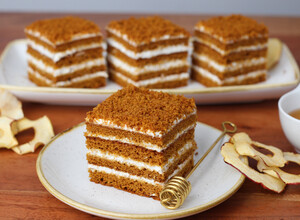 Recipe Fantastic honey cake without rolling with a cream made from sour cream